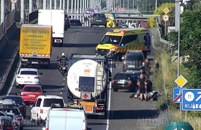 Videó: így esett el a motoros az M3 bevezetőn