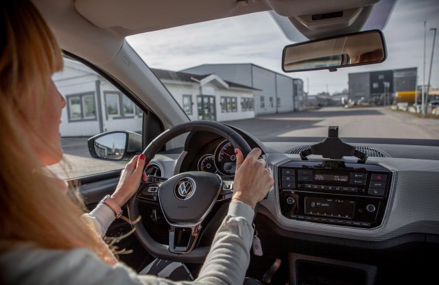 Így vezetnek a nők? Felmérés készült a női sofőrök világnapjára!