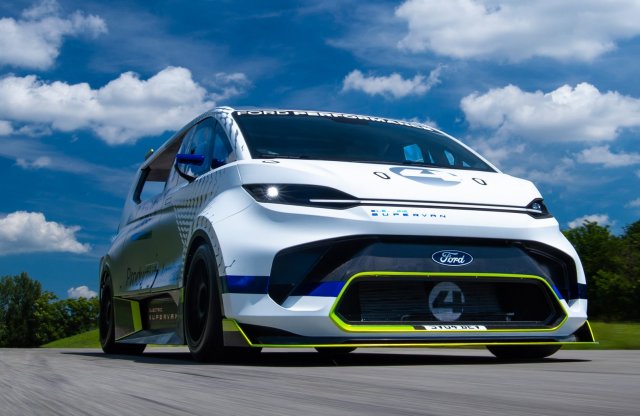 Két másodperc alatt gyorsul százra a Ford Transit SuperVan