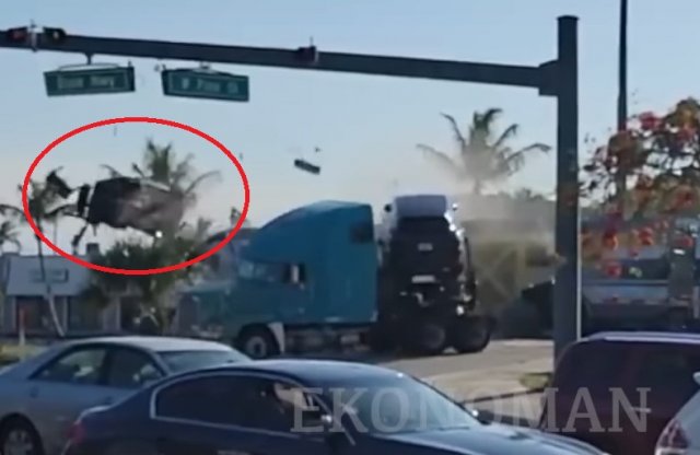 Videó: repülő Audi A5 és rommá tört kamion egy vonatbalesetben