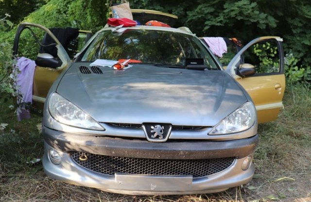 Bokorban fényezte át a menekülő ékszertolvaj a Peugeot 206-ost!