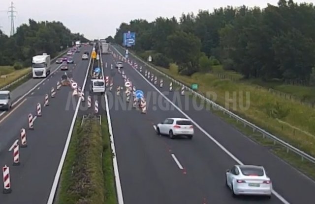 Olyan gyorsan ment, hogy saját maga is megijedt, jött is a baj