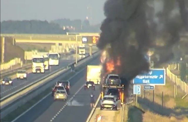 Autószállító gyulladt ki az M86-oson, videón látható a pusztítás