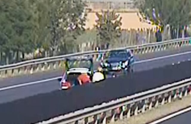 Így NE csináld: videón a kerékcsere az autópálya belső sávjában!