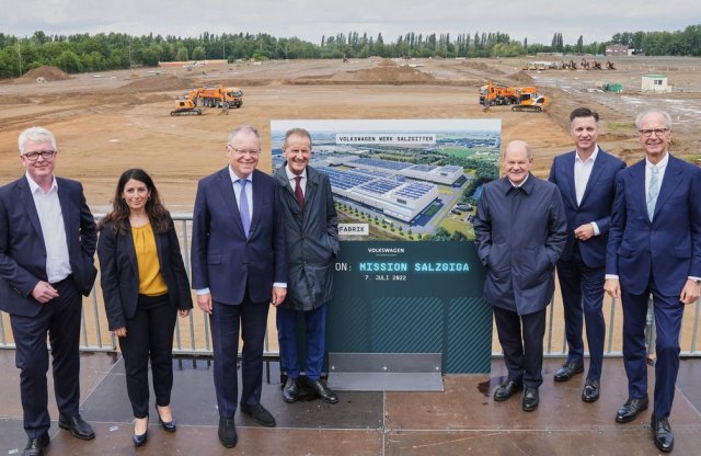 Mint Vágási Feri az internetbe, úgy száll be a VW az akkupiacba