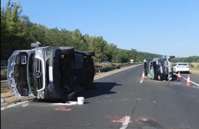 Videó: trélert húzó kisbusz borult előzés közben az M3-ason!