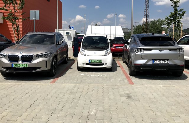 Vajon megéri-e a rezsicsökkentés revíziója után villanyautózni?