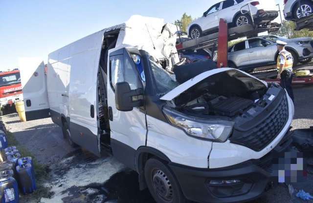 Fékező kamionba csapódott hátulról egy furgon az M1-esen