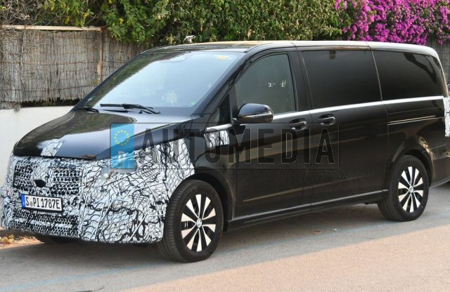 Alig kell takargatni az érkező elektromos Mercedes buszlimuzint