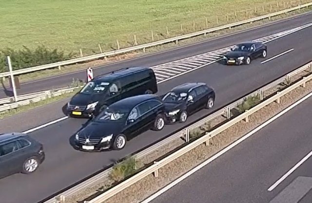 Egy hibából katasztrófa: sorra törtek az autók az M1-esen!