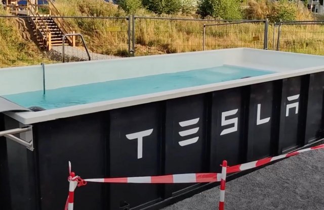 Medencével várja a feltöltődni vágyó tulajdonosokat a Tesla