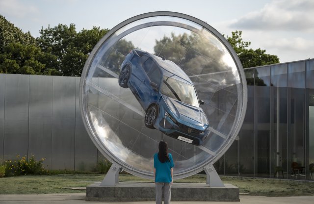 Modern művészet: üveggömbbe zárták az új 408-ast!