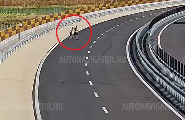 Az életüket kockáztatták egy csobbanásért a pályán szaladgálók