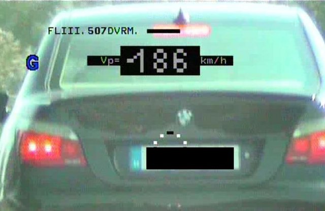 Hiába hajtott 186 km/órával, a fotó így is utolérte