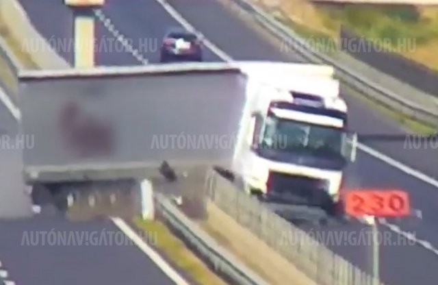 Brutális rombolás: videón egy kamion durrdefektje!