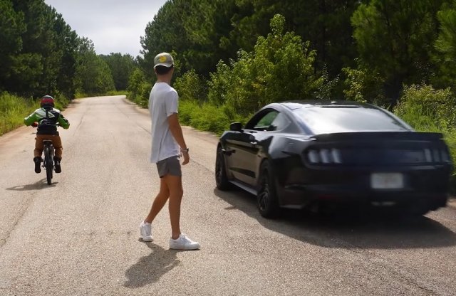Házibarkács villanybringa a V8 Mustang ellen, videón a verseny!