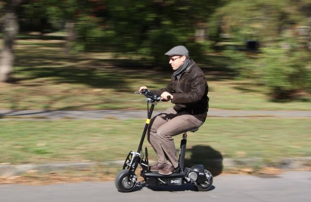 112 km/órás tempóval gyorshajtott egy férfi – rollerrel