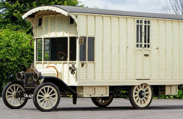 Fatüzelés és bőrkanapé, ilyen volt a lakóautózás 108 éve