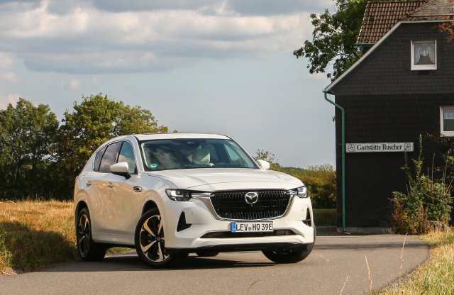 Retteghet a BMW? Vezettük a Mazda 327 lovas titkos fegyverét!