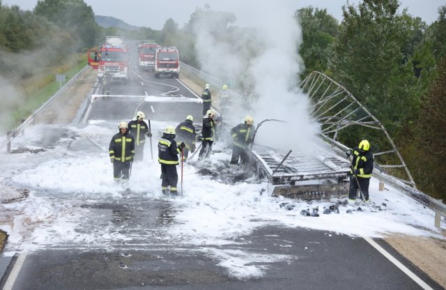 Látványos képeken oltják a kigyulladt kamion-pótkocsit