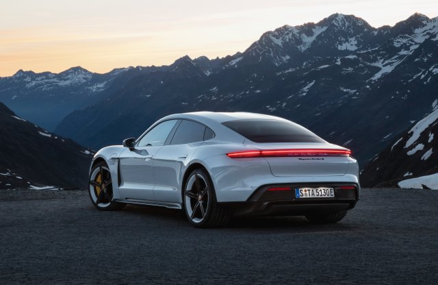 14 ország 24 óra alatt? Egy Porsche Taycannal megcsinálták!