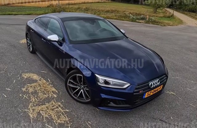 Így tépi fel a német autópálya aszfaltját a 460 lovas Audi S5