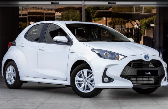 Hibrid Yaris vs. Autobahn: így repeszt a kis Toyota padlógázon!