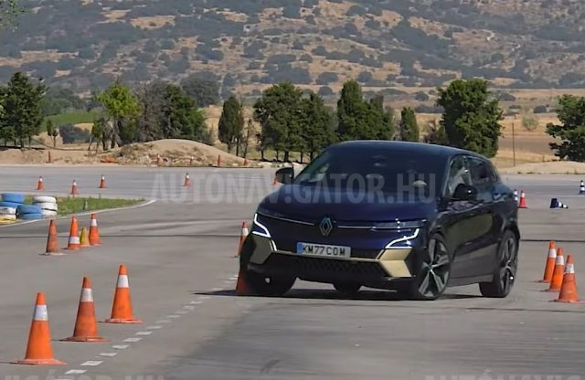 A villany-Megane küzdelme a jávorszarvasokkal