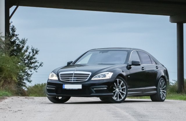 Királyi limuzin Dacia áron: vajon pénztemető a használt S Merci?