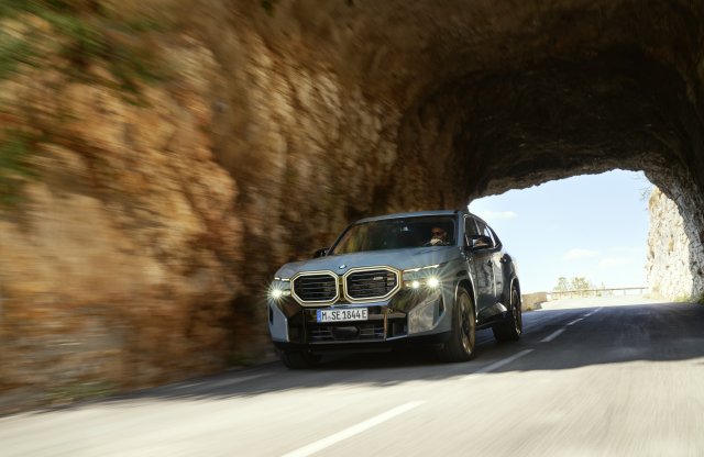 V8 biturbó, plug-in hybrid SUV érkezett a BMW M divíziójától