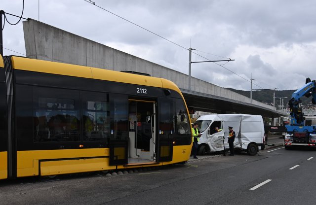Így néz ki a furgon, amit az 1-es villamos zúzott le