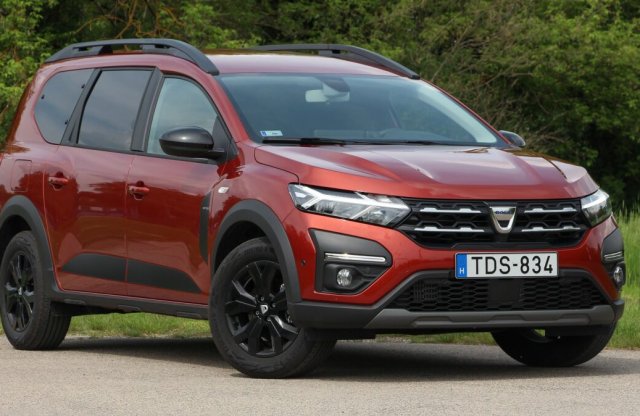 Mutatjuk, mikor érkezik az első hibrid Dacia!