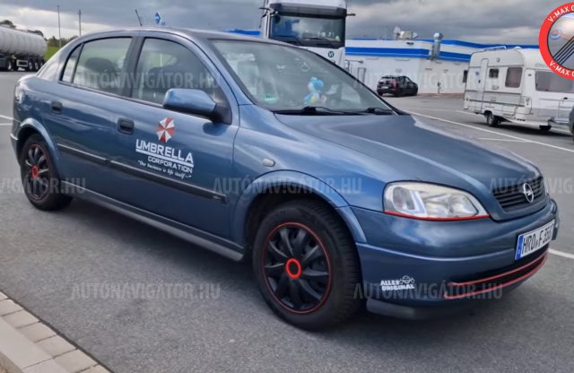 Amikor levillogja az új Volvót az öreg G Astra az Autobahnon