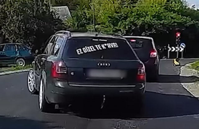 Két piroson áthajtó Audit csíptek el a közutasok