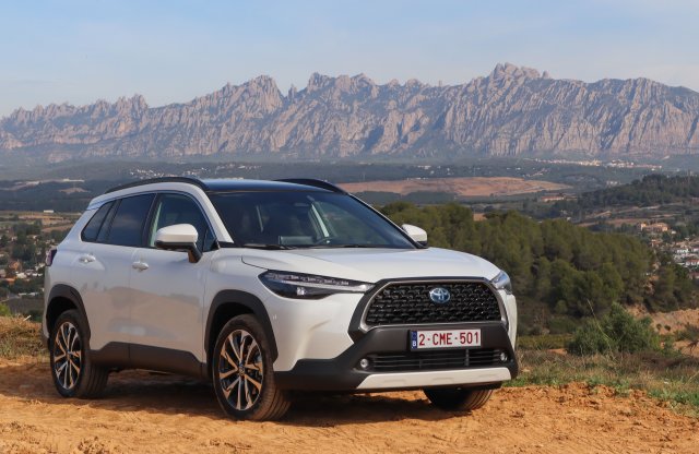 Jó vezetni, alig fogyaszt, japán! Próbán a Toyota Corolla Cross