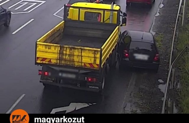 Videón a 11-es főúton teherautóra akadt Mercedes!