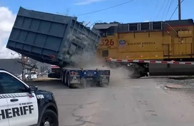 Sosem szép, amikor egy kamion és egy mozdony így találkozik!