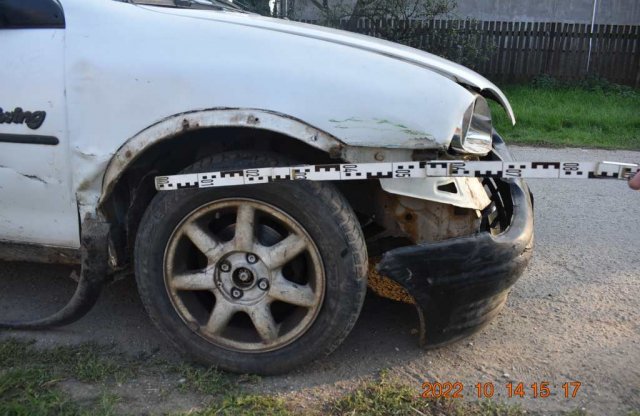 A rendőr orra előtt hajtott betonkerítésnek, jogsi nélkül