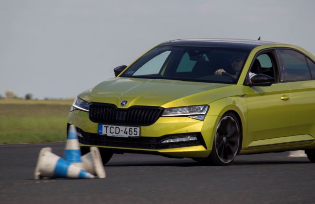 Kattints gyorsan, hogy ingyen mehess vezetéstechnikai tréningre!