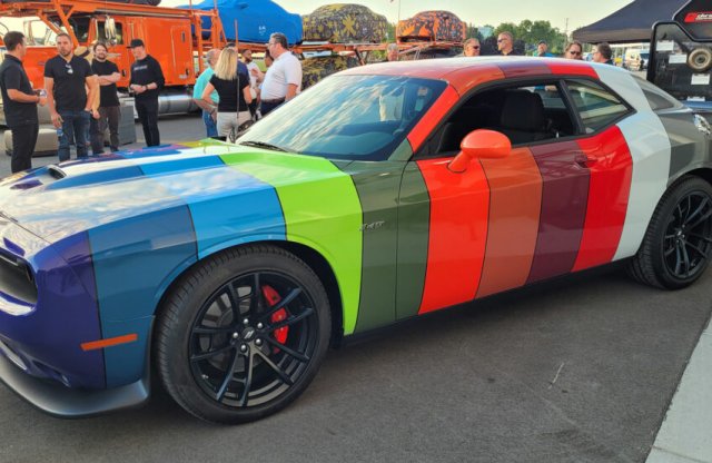 Már a Dodge Challengerből is vehetsz szivárványosat!