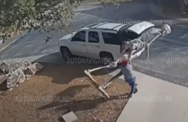 Videó: 4 méteres csontvázat loptak el egy autóba préselve