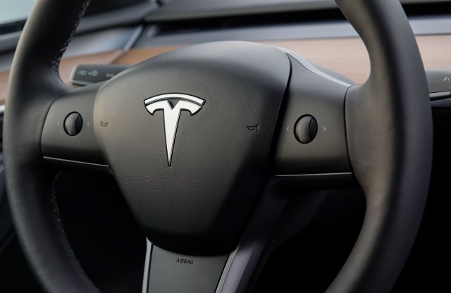 Szorul a hurok a Tesla nyaka körül!