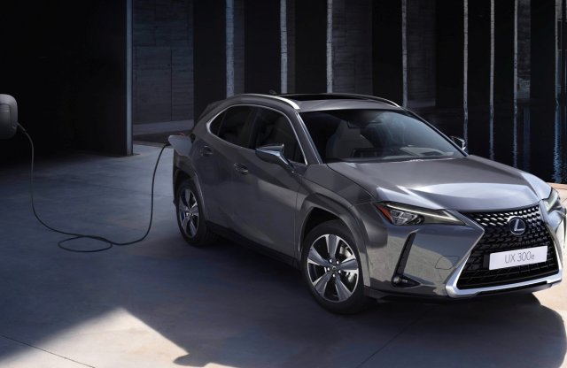 Közel másfélszeresére nő az új akkuval a Lexus UX 300e hatótávja