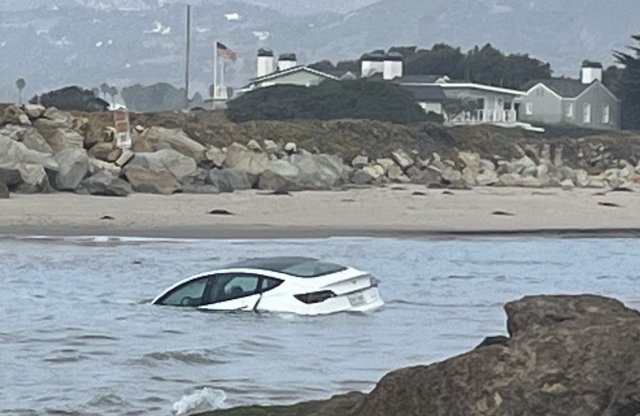 Amikor egy elhagyott Teslát „mos partra” a tenger