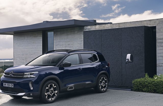 Elérhetőbb konnektoros hibrid hajtással rukkoltak elő a franciák