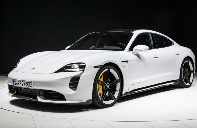 Veszik a Porsche Taycánokat, mint a cukrot!