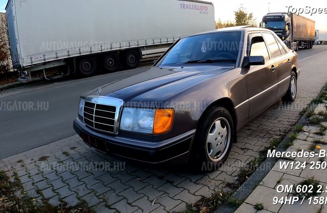 Így hasít a retro kocka-Merci öthengeres dízellel az autobahnon!