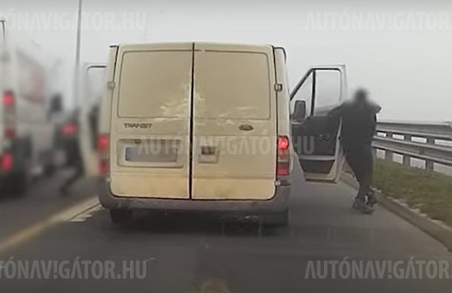 Videón az autós üldözés lövöldözéssel az M5-ösön!