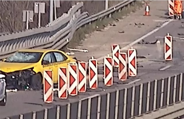 Sorra tarolta a terelőbójákat a figyelmetlen taxis a pályán