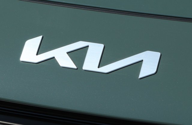 Lábon lőtte magát a Kia az új logóval?